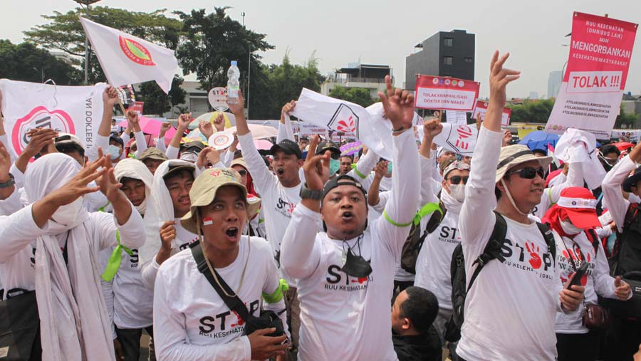 Sejumlah tenaga kesehatan demo penolakan RUU Kesehatan di depan Gedung DPR/MPR, Jakarta, Senin (5/6/2023). (Bloomberg Technoz/ Andrean Kristianto)