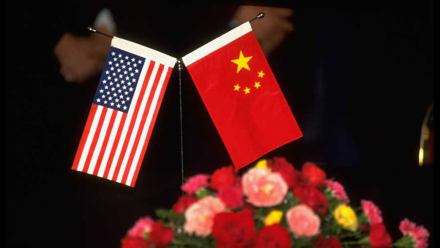 Bendera Amerika Serikat dan China. (Sumber: Bloomberg)