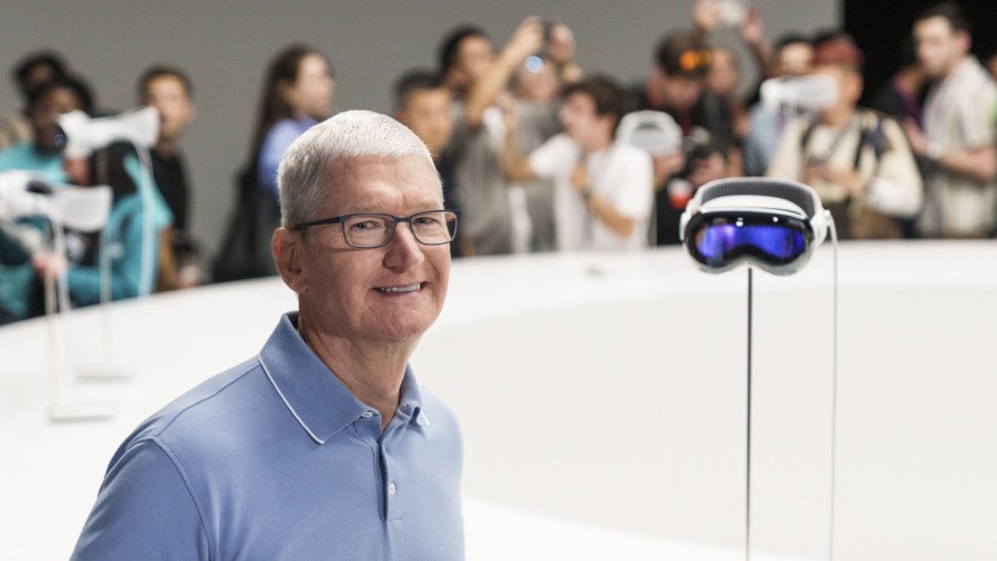 CEO Apple Tim Cook bersama produk rilisan terbaru Vision pro, mixed realty atau XR. (dok Bloomberg)