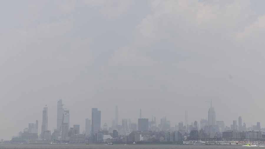 AirNow, yang menilai kualitas udara semakin buruk dalam skala 500 poin, menunjukkan tingkat mencapai angka 150-an. (Victor J. Blue/Bloomberg)
