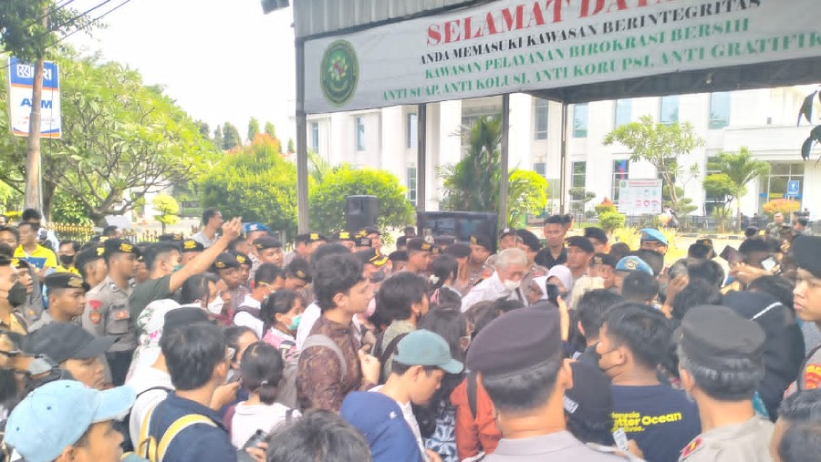 Demo di PN Jakarta Timur jelang sidang perkara pencemaran nama baik Luhut Pandjaitan (Bloomberg Technoz/Ibnu Affan)