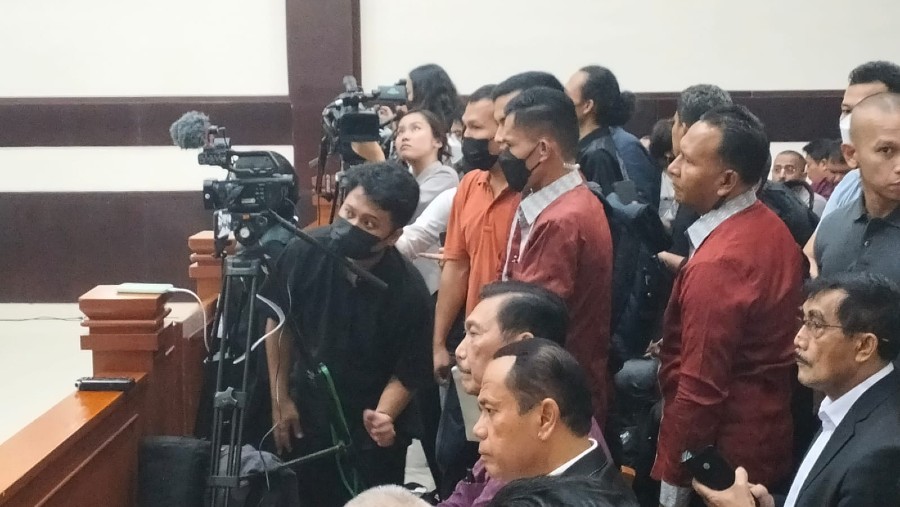 Luhut Binsar Pandjaitan (tengah) di sidang pencemaran nama baik di PN Jaktim (Bloomberg Technoz/Sultan Ibnu Affan)