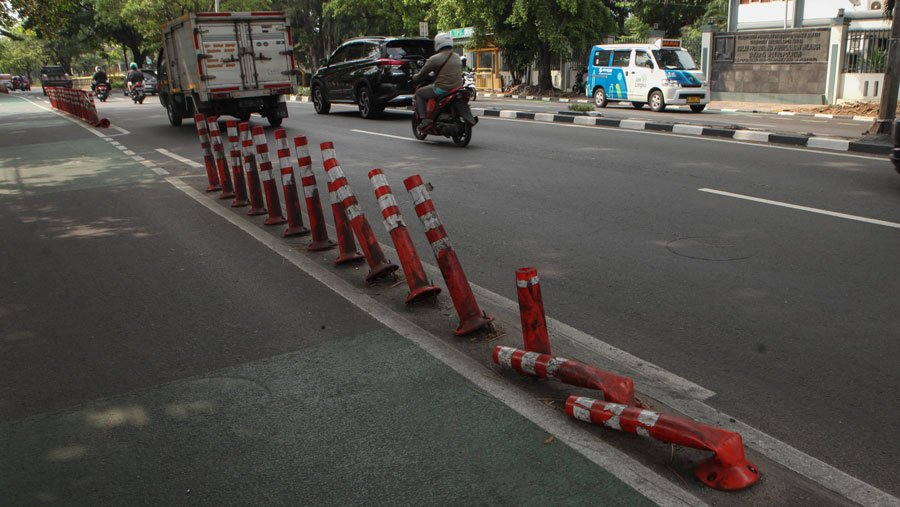 Namun kondisinya kin memprihatinkan karena banyak stick cone yang rusak ditabrak. (Bloomberg Technoz/ Andrean Kristianto)