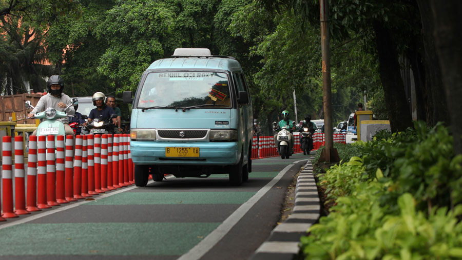 Kendaraan melintas di jalur sepeda kawasan Karet Bivak, Jakarta Pusat, Kamis (8/6/2023). (Bloomberg Technoz/ Andrean Kristianto)