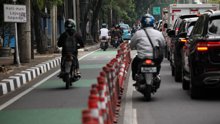 Pemprov DKI Jakarta di masa kepemimpinan Anies Baswedan melaksanakan pembangunan jalur sepeda secara masif. (Bloomberg Technoz/ Andrean Kristianto)