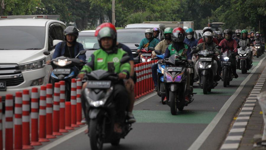 Tak hanya itu banyak pengendara yang menerobos melewati jalur sepeda tersebut. (Bloomberg Technoz/ Andrean Kristianto)