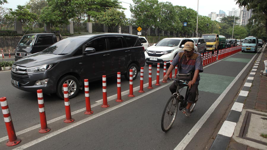 Kendaraan melintas di jalur sepeda kawasan Karet Bivak, Jakarta Pusat, Kamis (8/6/2023). (Bloomberg Technoz/ Andrean Kristianto)
