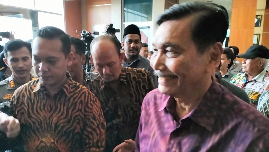 Menko Marves Luhut Binsar Pandjaitan usai menjadi saksi dalam sidang Haris Azhar dan Fatia Maulidiyanti. (Bloomberg Technoz/ Sultan Ibnu Affan)