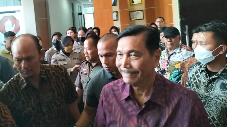 Menko Marves Luhut Binsar Pandjaitan usai menjadi saksi dalam sidang Haris Azhar dan Fatia Maulidiyanti. (Bloomberg Technoz/ Sultan Ibnu Affan)