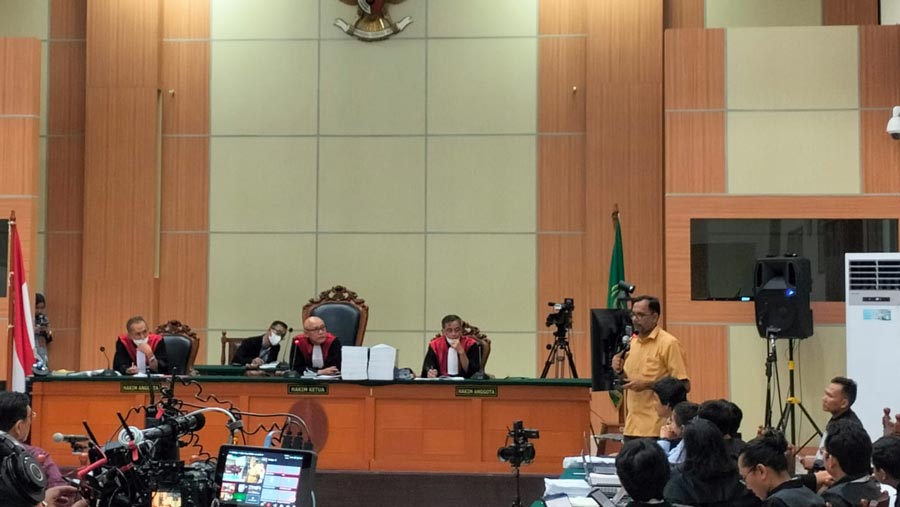 Haris Azhar menjalani sidang di PN Jakarta Timur, Kamis (8/6/2023). (Bloomberg Technoz/ Sultan Ibnu Affan)