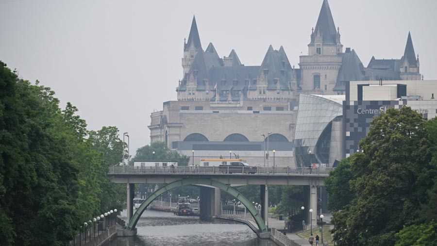 Kondisi Parliament Hill yang diselimuti asap kebakaran hutan di Ottawa, Ontario, Kanada, Rabu (7/6/2023). (James Park/Bloomberg)