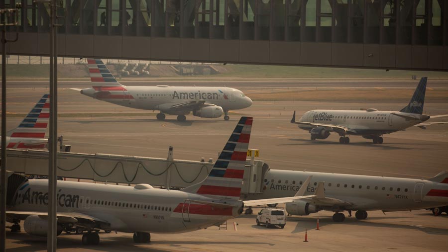 Pesawat terparkir saat asap kebakaran Kanada menyelimuti Bandara LaGuardia (LGA), New York, AS, Kamis (8/6/2023). (Michael Nagle/Bloomberg)