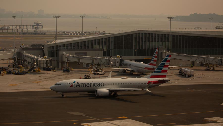 Pesawat terparkir saat asap kebakaran Kanada menyelimuti Bandara LaGuardia (LGA), New York, AS, Kamis (8/6/2023). (Michael Nagle/Bloomberg)