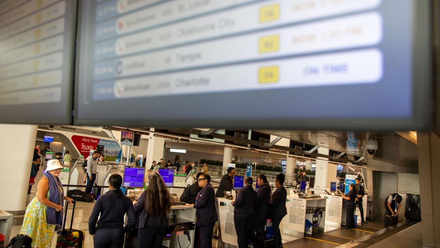 FAA telah mengurangi lalu lintas menuju dan dari bandara-bandara di daerah Kota New York karena visibilitas yang terbatas. (Michael Nagle/Bloomberg)