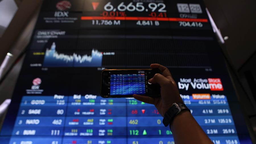 Karyawan melihat layar pergerakan Indeks Harga Saham Gabungan (IHSG) di Bursa Efek Indonesia (BEI). (Bloomberg Technoz/ Andrean Kristianto)