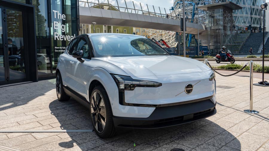 Mobil listrik SUV Volvo EX30 ditampilkan saat peluncurannya di Milan, Italia, Rabu (7/6/2023). (Francesca Volpi/Bloomberg)