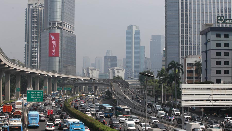 Suasana gedung bertingkat yang diselimuti polusi di Jakarta, Senin (12/6/2023).  (Bloomberg Technoz/ Andrean Kristianto)
