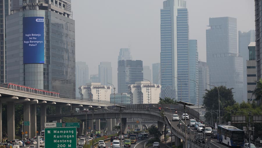 Suasana gedung bertingkat yang diselimuti polusi di Jakarta, Senin (12/6/2023).  (Bloomberg Technoz/ Andrean Kristianto)