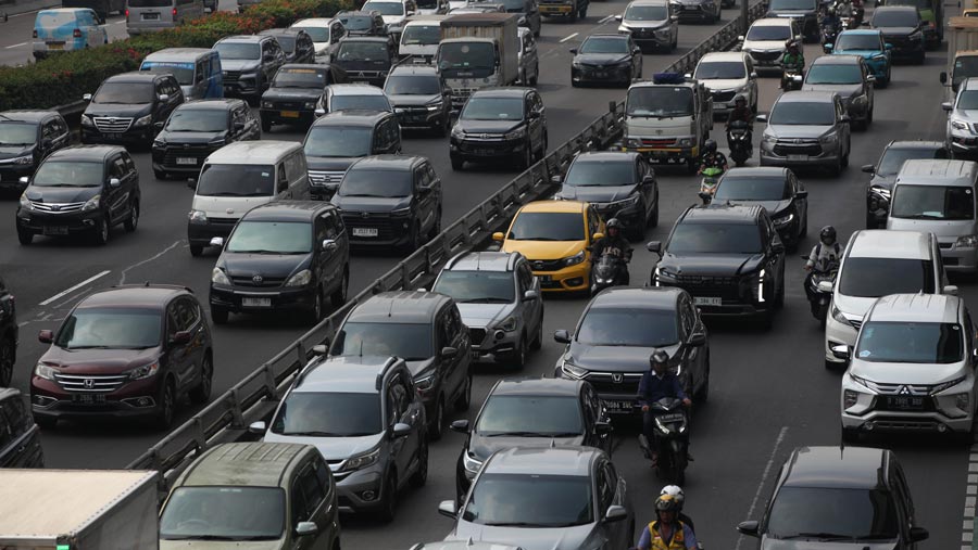 Kendaraan bermotor menjadi penyumbang terbesar dari tingginya polusi udara di Jakarta. (Bloomberg Technoz/ Andrean Kristianto)