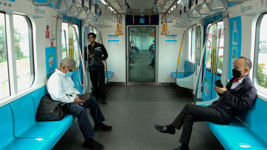 Suasana penumpang MRT di Jakarta, Senin (12/6/2023). (Bloomberg Technoz/ Andrean Kristianto)