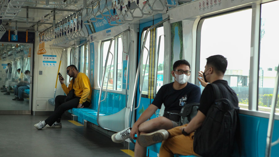 Penumpang berbincang di dalam gerbong MRT di Jakarta, Senin (12/6/2023). (Bloomberg Technoz/ Andrean Kristianto)