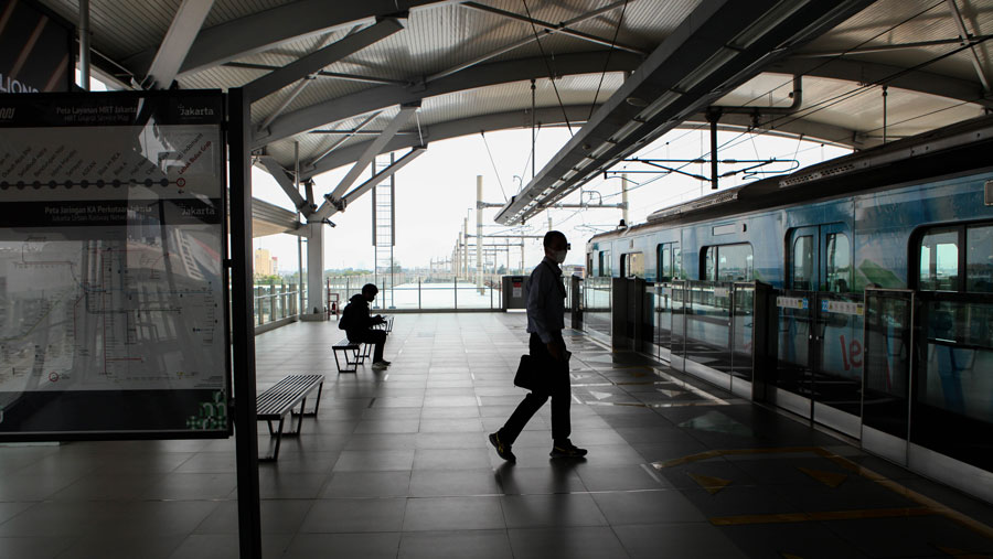 Suasana penumpang MRT di Jakarta, Senin (12/6/2023). (Bloomberg Technoz/ Andrean Kristianto)
