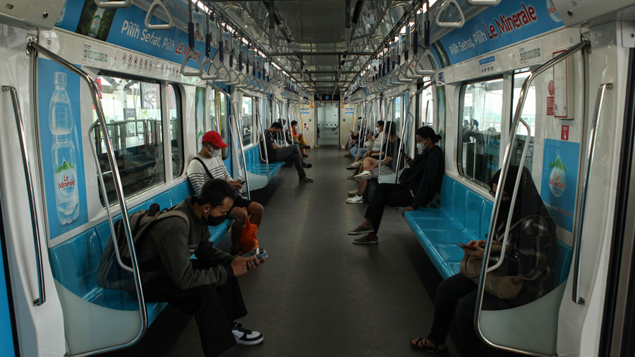 Suasana penumpang MRT di Jakarta, Senin (12/6/2023). (Bloomberg Technoz/ Andrean Kristianto)