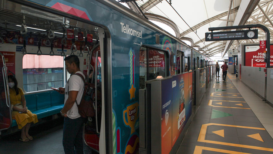 Suasana penumpang MRT di Jakarta, Senin (12/6/2023). (Bloomberg Technoz/ Andrean Kristianto)