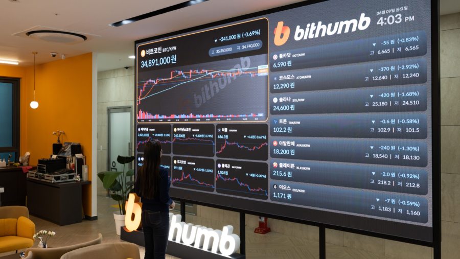 Ilustrasi pergerakan koin digital seperti Bitcoin, Ether di kantor Bithumb. (dok Bloomberg)