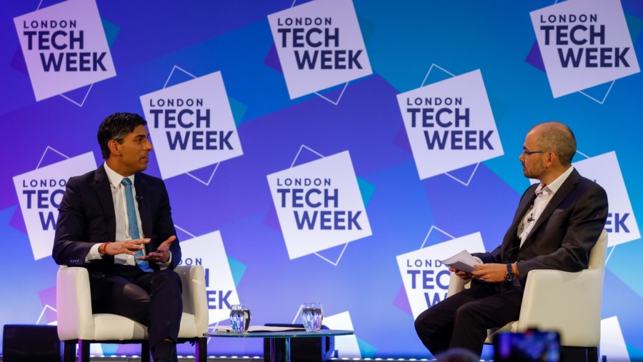 Perdana Menteri Inggris, Rishi Sunak bersama Demis Hssabis, kepala divisi Google DeepMind AI. (dok Bloomberg)