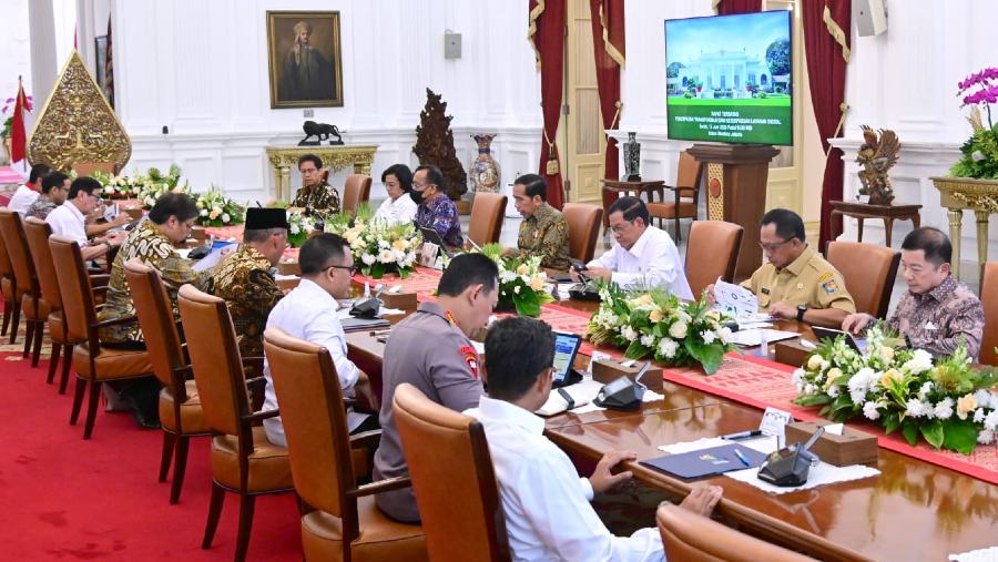 Rapat terbatas (ratas) Presiden Joko Widodo (Jokowi) bersama para menteri kabinet dan unsur lembaga lain. (dok BPMI/Setpres)