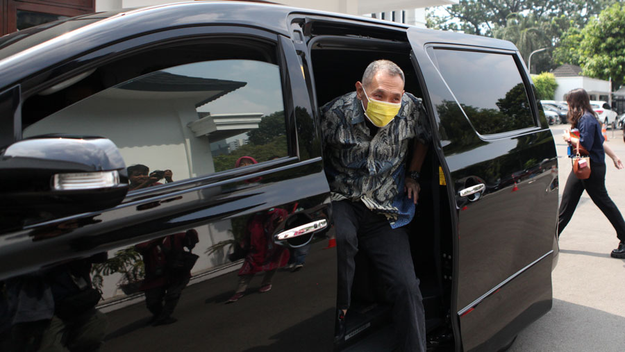 Pengusaha jalan tol, Jusuf Hamka tiba di kantor Kemenko Polhukam, Jakarta , Selasa (13/6/2023). (Bloomberg Technoz/ Andrean Kristianto)