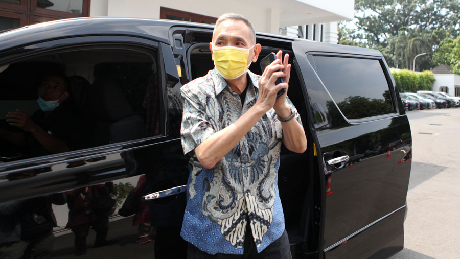 Pengusaha, Jusuf Hamka tiba di kantor Kemenko Polhukam, Jakarta , Selasa (13/6/2023). (Bloomberg Technoz/ Andrean Kristianto)