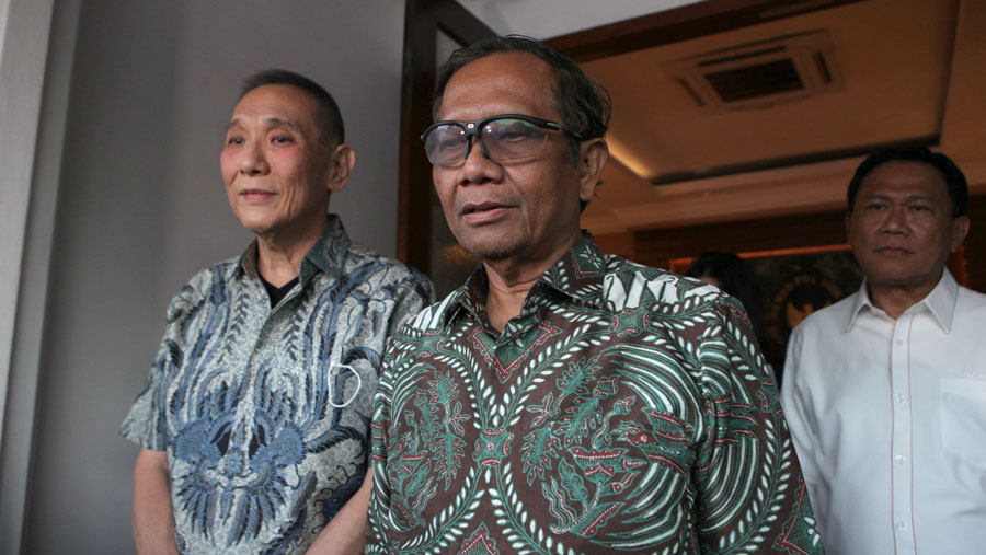 Pengusaha, Jusuf Hamka dan Menko Polhukam, Mahfud MD di kantor Kemenko Polhukam, Jakarta, Selasa (13/6/2023). (Bloomberg Technoz/ Andrean Kristianto)