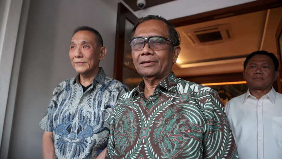 Pengusaha, Jusuf Hamka dan Menko Polhukam, Mahfud MD di kantor Kemenko Polhukam, Jakarta, Selasa (13/6/2023). (Bloomberg Technoz/ Andrean Kristianto)