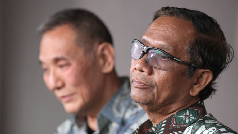 Pengusaha, Jusuf Hamka dan Menko Polhukam, Mahfud MD di kantor Kemenko Polhukam, Jakarta, Selasa (13/6/2023). (Bloomberg Technoz/ Andrean Kristianto)