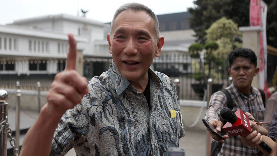 Jusuf tampak mengenakan kemeja batik dan bercelana hitam. (Bloomberg Technoz/ Andrean Kristianto)