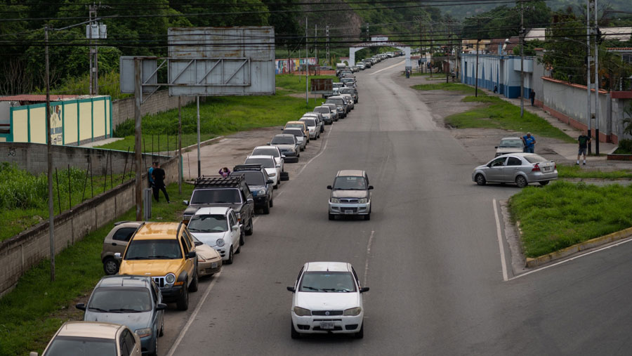 Hanya dua dari lima kilang minyak negara tersebut yang sebagian beroperasi dan menyuplai bahan bakar. (Gaby Oraa/Bloomberg)