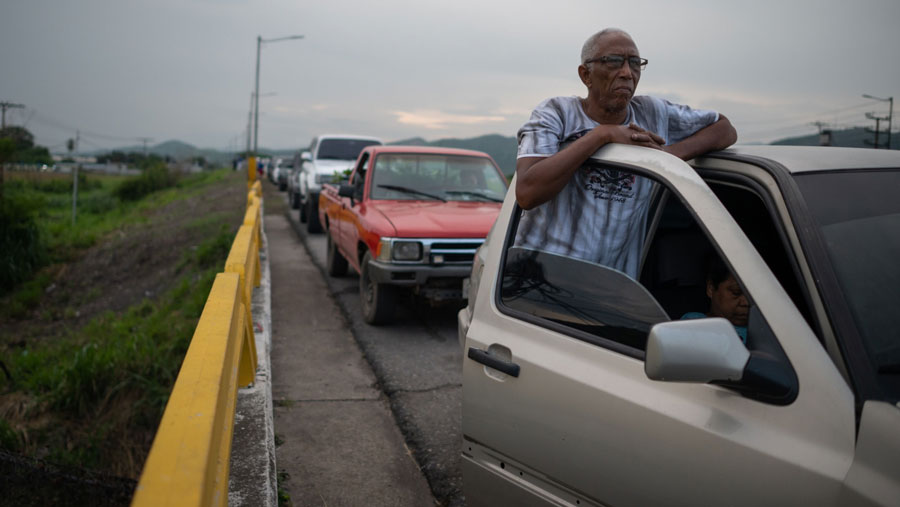 Pengemudi mengantri mengisi BBM di SPBU Petroleos de Venezuela SA (PDVSA) di Maracay, Venezuela, Minggu (11/6/2023). (Gaby Oraa/Bloomberg)