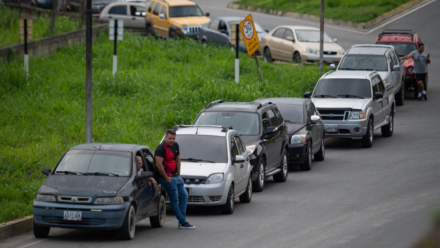 Antrean panjang kembali muncul di luar pompa bensin Venezuela karena penerapan pembatasan bbm. (Gaby Oraa/Bloomberg)