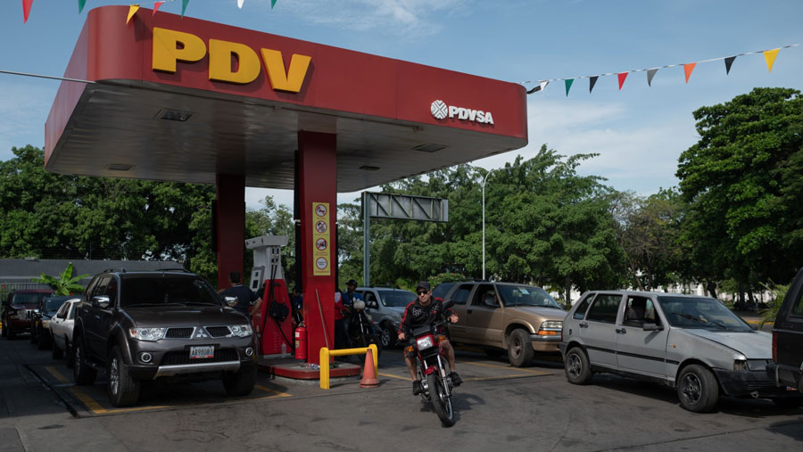 Pengemudi mengantri umengisi BBM di SPBU Petroleos de Venezuela SA (PDVSA) di Maracay, Venezuela, Minggu (11/6/2023). (Gaby Oraa/Bloomberg)