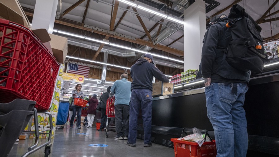Warga AS tengah berbelanja di supermarket (Bloomberg)
