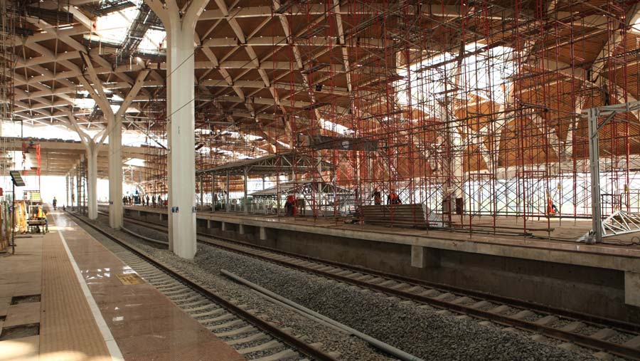 Pembangunan stasiun Halim Kereta Api Cepat Jakarta Bandung (KCJB) milik KCIC di Jakarta, Rabu (14/6/2023). (Bloomberg Technoz/ Andrean Kristianto)