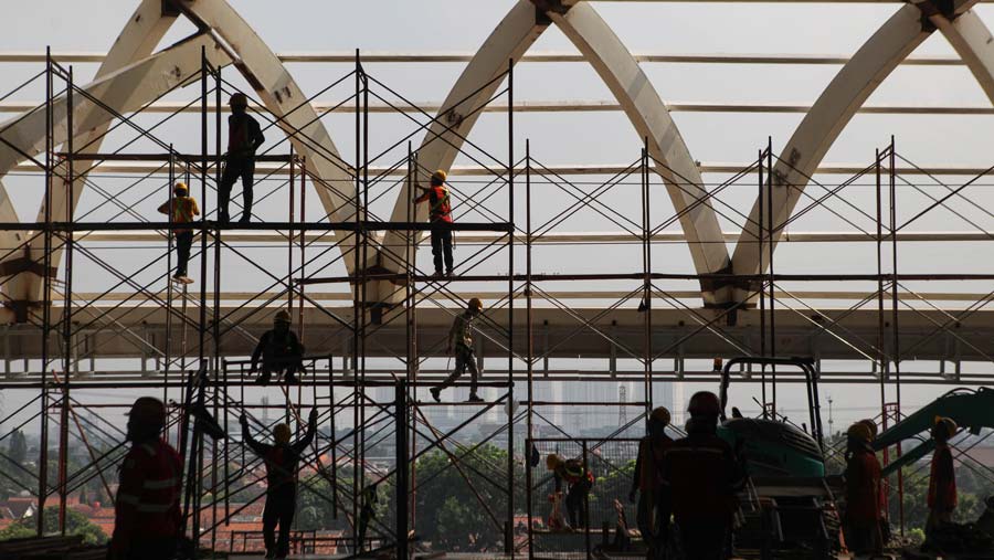 Pembangunan Stasiun Halim Kereta Api Cepat Jakarta Bandung (KCJB) milik KCIC di Jakarta, Rabu (14/6/2023). (Bloomberg Technoz/ Andrean Kristianto)