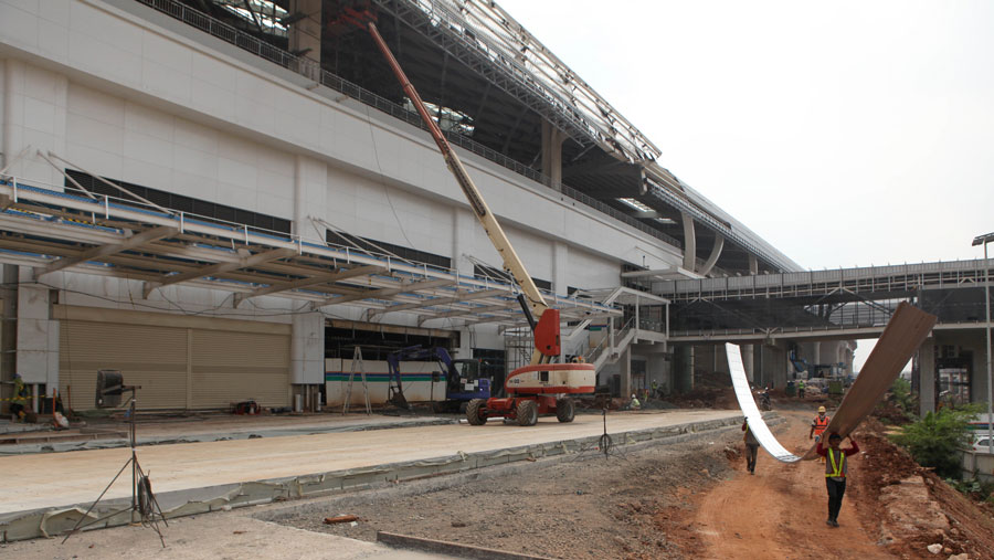 Dalam pengoperasiannya Stasiun Halim akan terhubung dengan Stasiun LRT Jabodebek. (Bloomberg Technoz/ Andrean Kristianto)