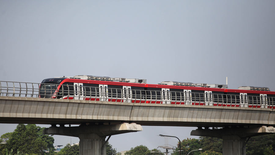 Kereta Lintas Raya Terpadu (LRT) Jabodebk melintas di jalur LRT kawasan Halim, Jakarta, Rabu (14/6/2023). (Bloomberg Technoz/Andrean Kristianto)