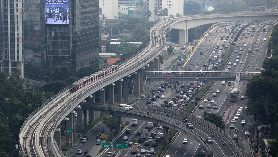 Kereta Lintas Raya Terpadu (LRT) Jabodebek melintas di kawasan Gatot Subroto, Jakarta, Rabu (14/6/2023). (Bloomberg Technoz/Andrean Kristianto)