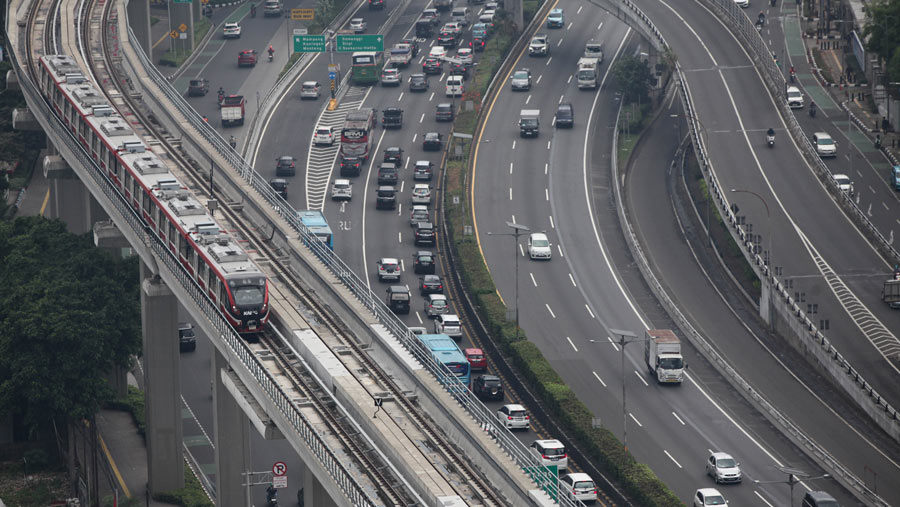 Pada masa uji coba, penumpang LRT akan dibatasi paling banyak 150 penumpang. (Bloomberg Technoz/Andrean Kristianto)