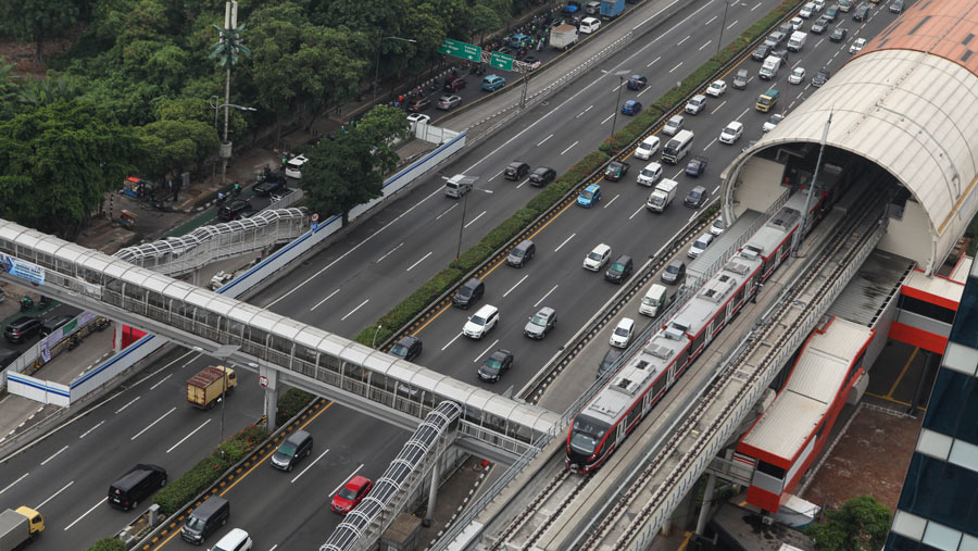 Dalam rangka soft opening LRT Jabodebek akan melakukan uji coba dengan penumpang terbatas. (Bloomberg Technoz/Andrean Kristianto)