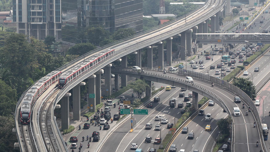 Kereta Lintas Raya Terpadu (LRT) Jabodebek melintas di kawasan Gatot Subroto, Jakarta, Rabu (14/6/2023). (Bloomberg Technoz/Andrean Kristianto)